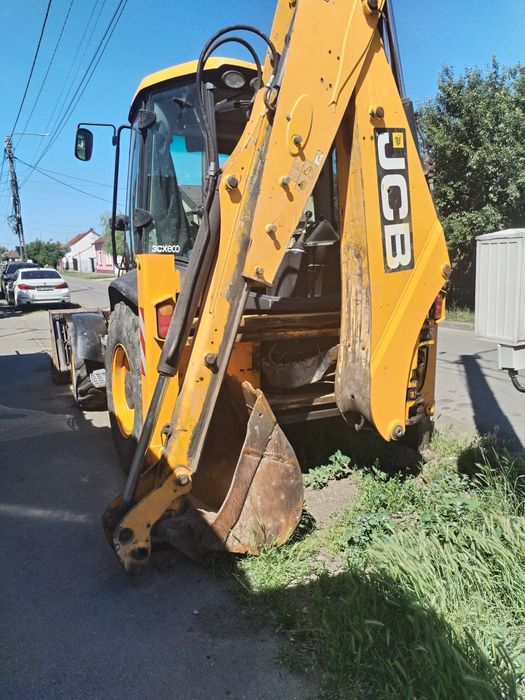 Vind buldoexcavator jkb din 2012   acte la zi  se poate  proba  in arad