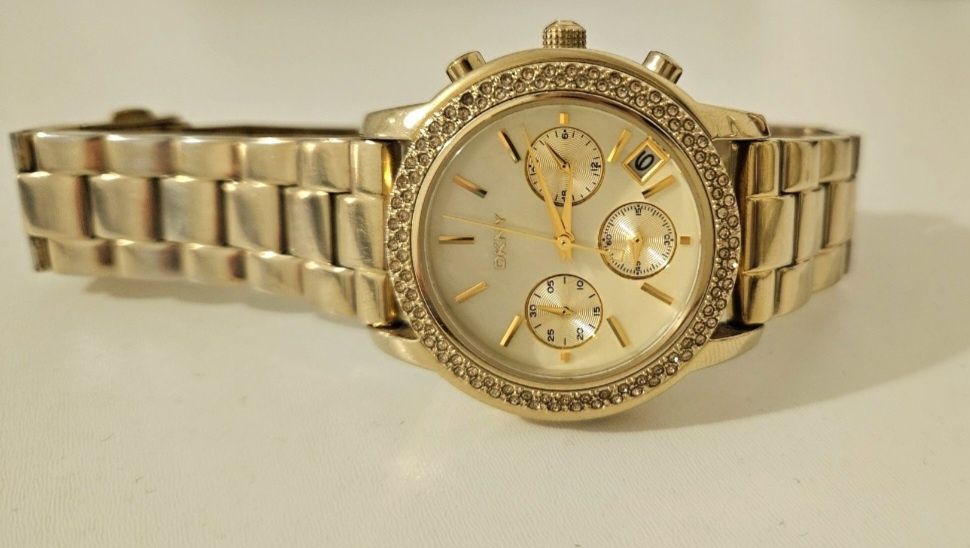 Ceas DKNY  dama
Carcasă din oțel inoxidabil. Ramă fixă ​​în