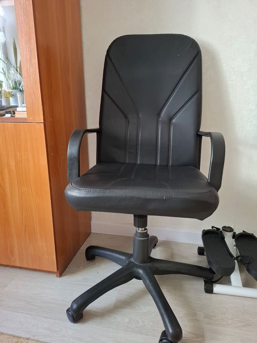 45 000т. Кожанный кресло б/у