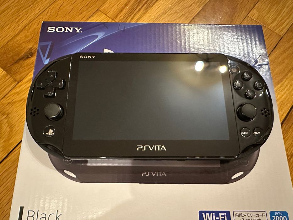 Sony PS Vita PCH-2000 (Slim) – пълен комплект, като нова