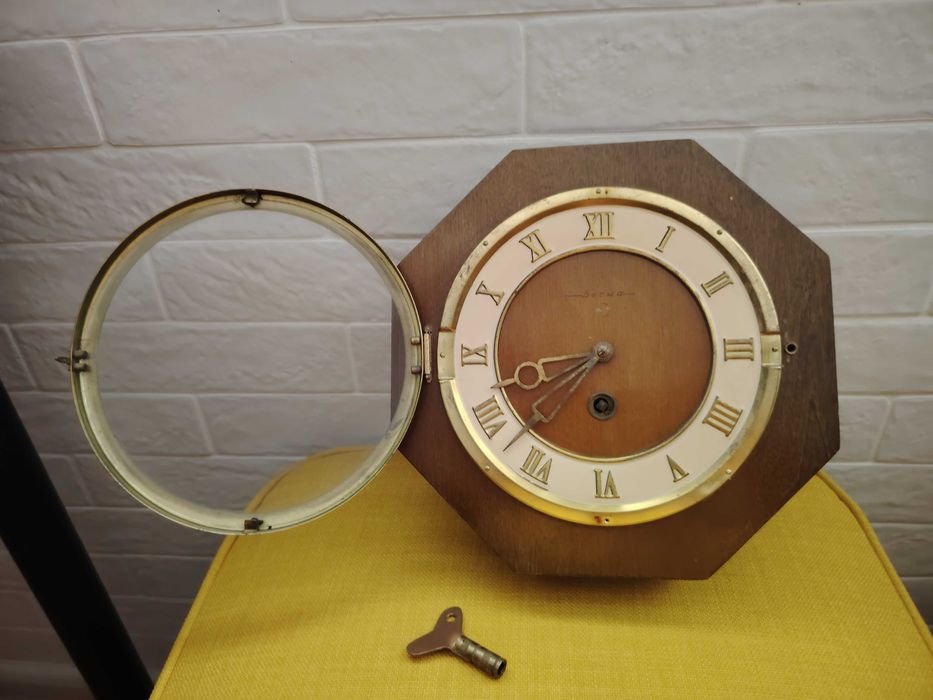 Настолен механичен часовник Весна