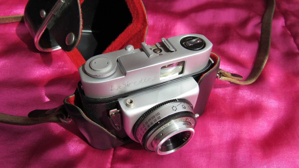 Немски ретро фотоапарат BEIRETTE в кожен калъф