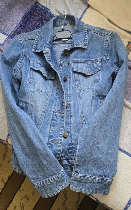 Продам джинсовую куртку в отличном состоянии.