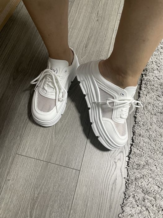 Adidasi noi, decupati in spate