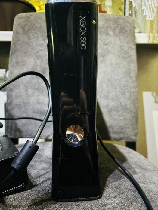 Продам Xbox, в комплекте 2 джойстика и диски