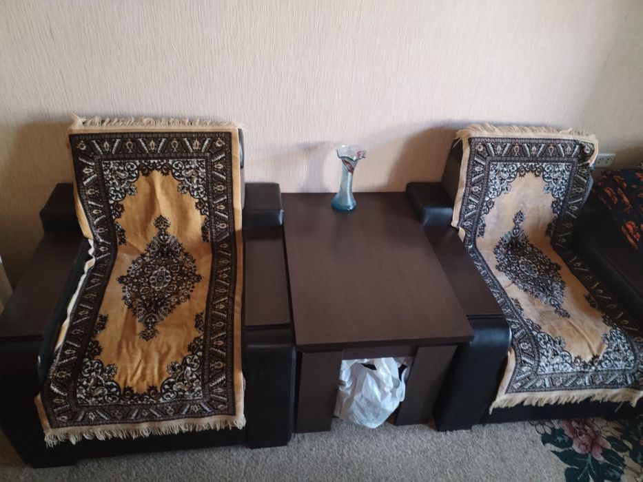 Кресла мебел и стол журнальный