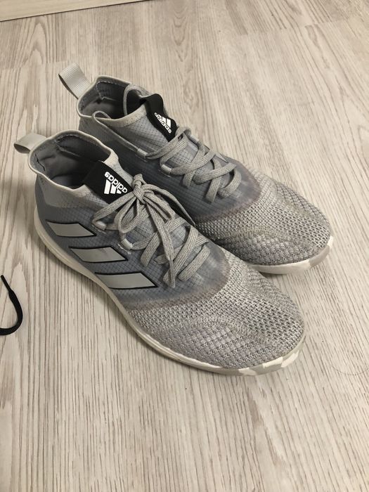 Adidasi de sala marca adidas in stare impecabila marimea 40