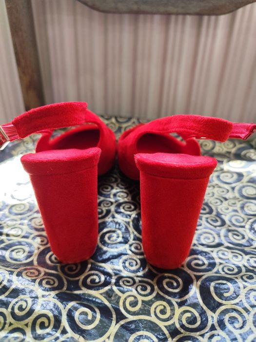 Затворени официални сандали на ток 8см