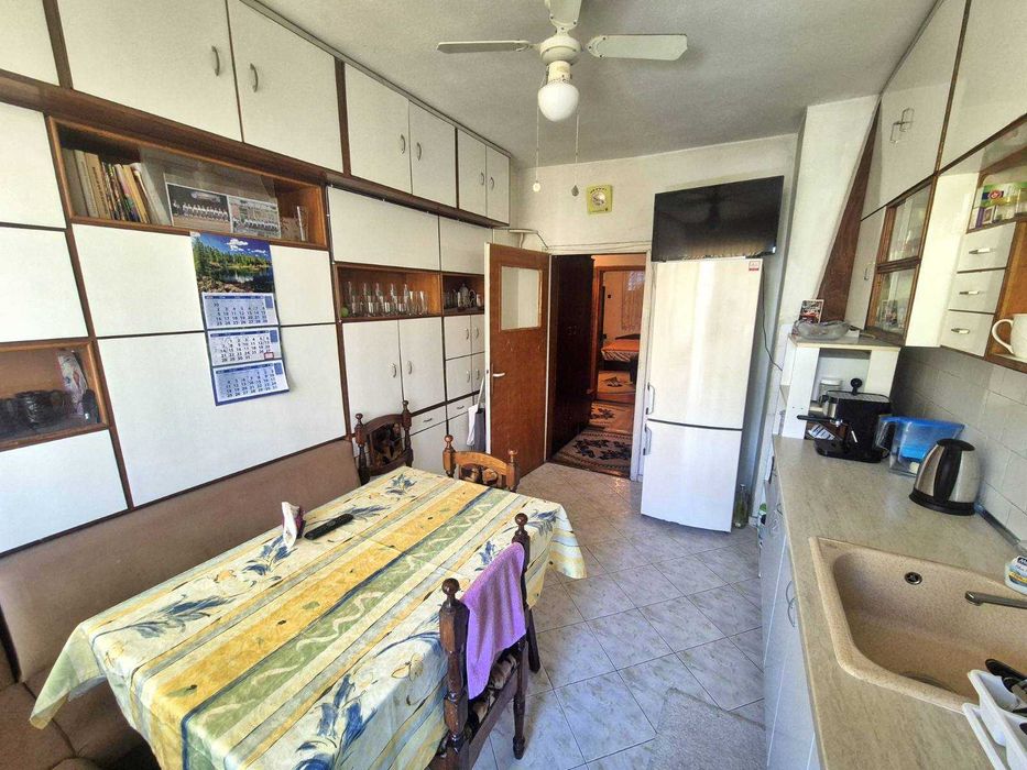 Апартамент в центъра на гр. Левски, с гараж .