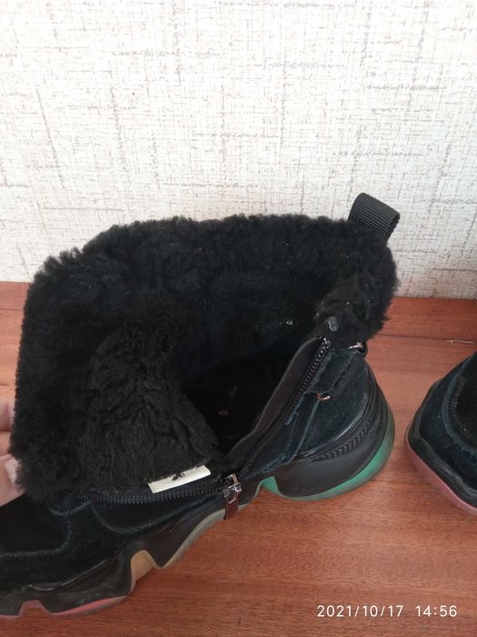 Теплые кроссовки, размер 37.
