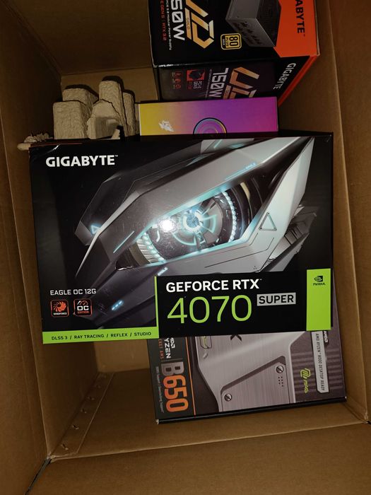 Setup highend gaming Ryzen 7 9800x3d, oled Asus 480hz, periferice