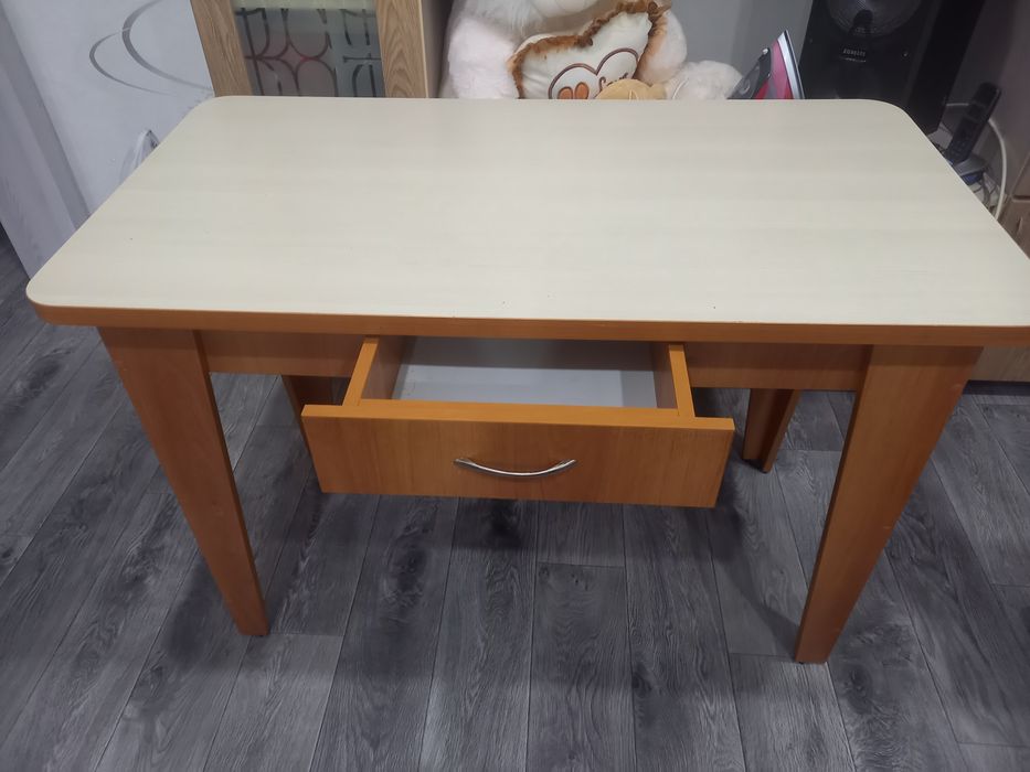 Кухонный стол лдсп в хорошем состоянии!