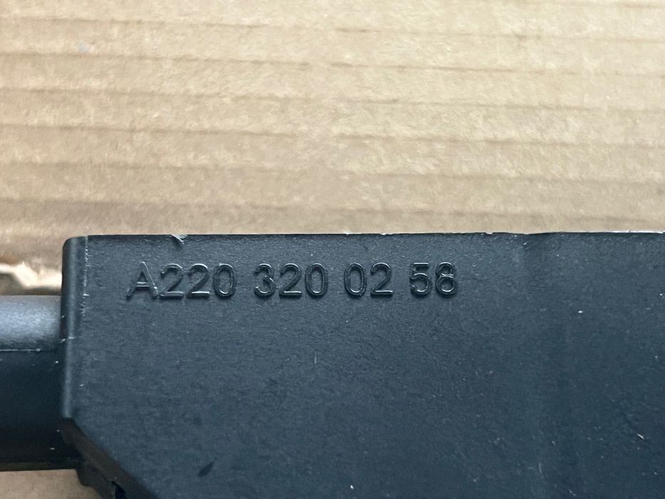 Клапанен блок / Разпределител въздушно окачване Mercedes W220 S-Class