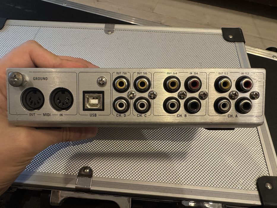 Native Instruments Audio 8 DJ interfata audio placa audio