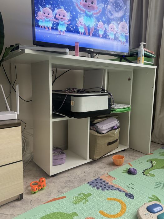 Продам стол белый в отличном состояний