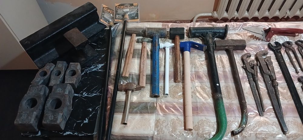 Продаются инструменты.