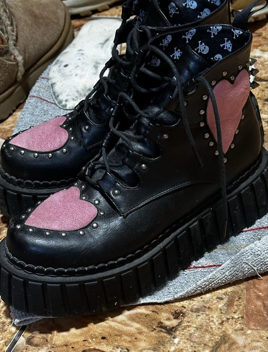 Ghete negre tip creeper cu inimioare roz LAMODA