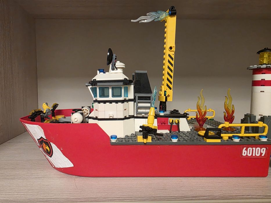 LEGO CITY 60109 - Șalupa de stins incendii