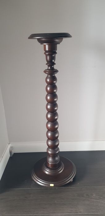 Piedestal vechi din lemn masiv