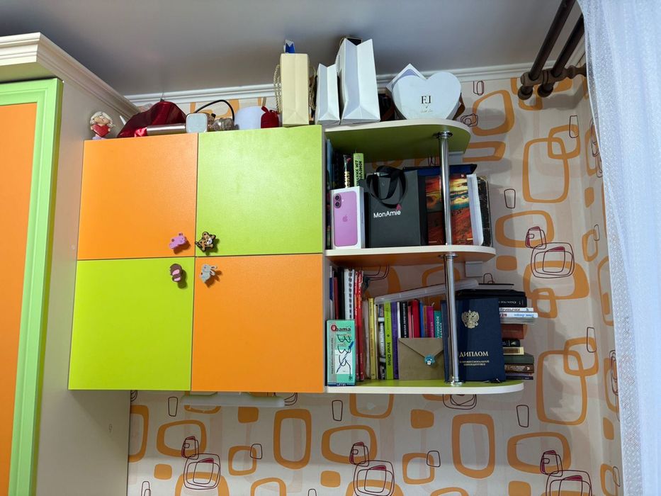 Продам шкаф угловой, полочки, стол