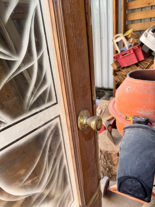 Двери деревянные со стеклом