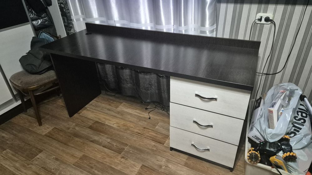 Стол компьютерный с выдвижными ящиками