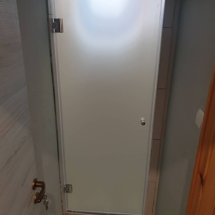 Продажба на паравани за баня и стъклени врати