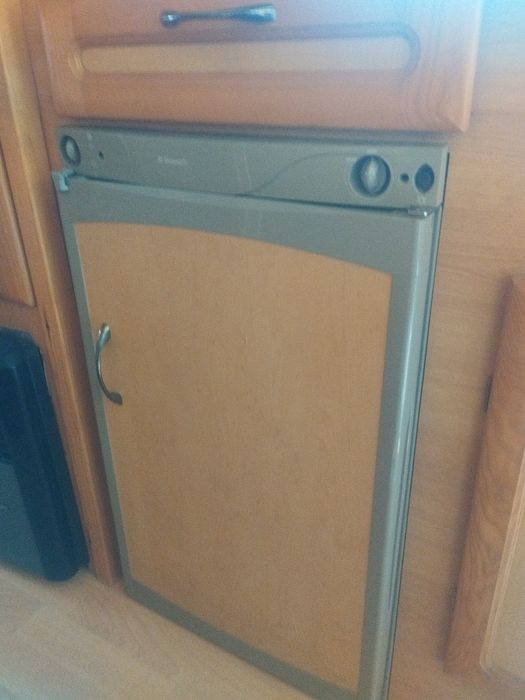 Хладилник за каравана Dometic 12-220 газ кемпер перфектно състоян