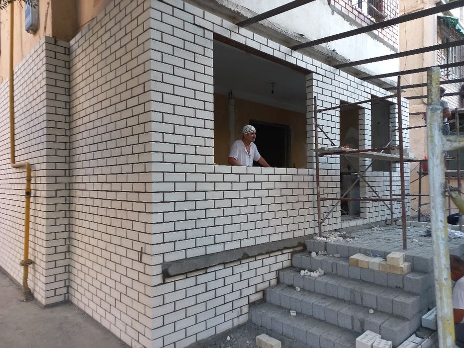 Кладка кирпичом балконов