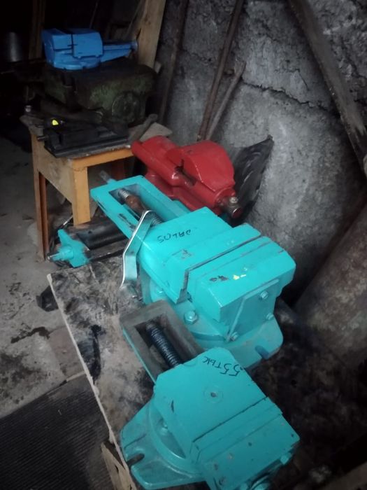 Топоры Пилы Тиски инструменты