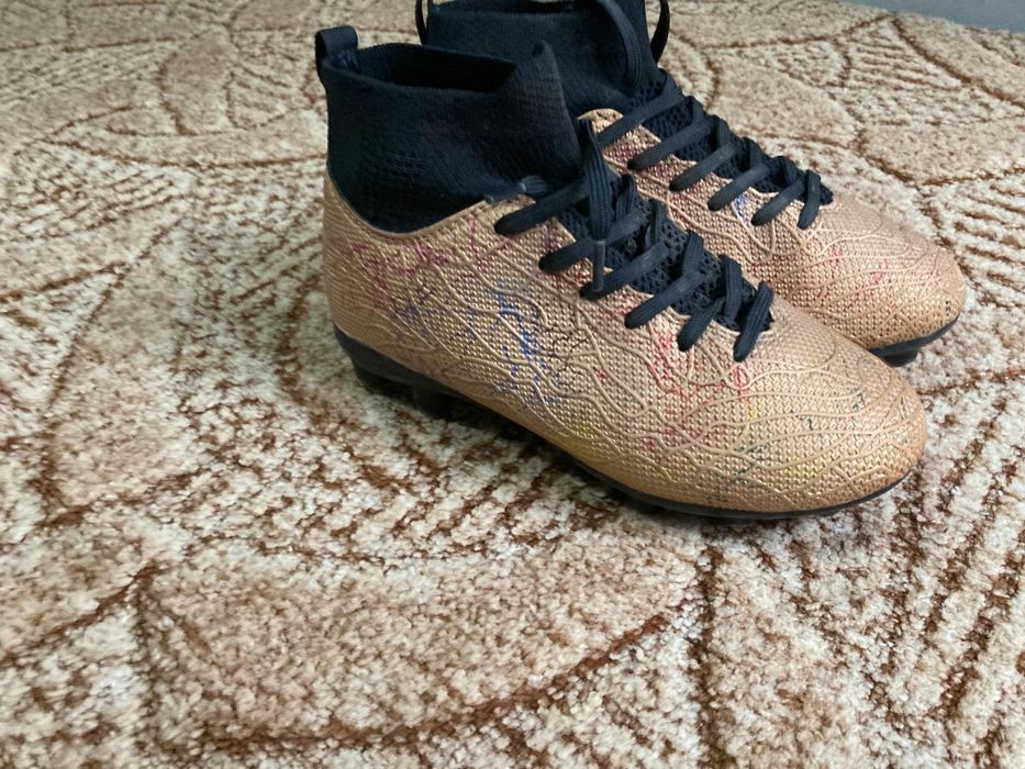 Продаю буцы футбольные.