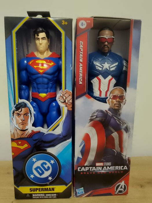 Vând lot jucării cu 2 figurine Marvel