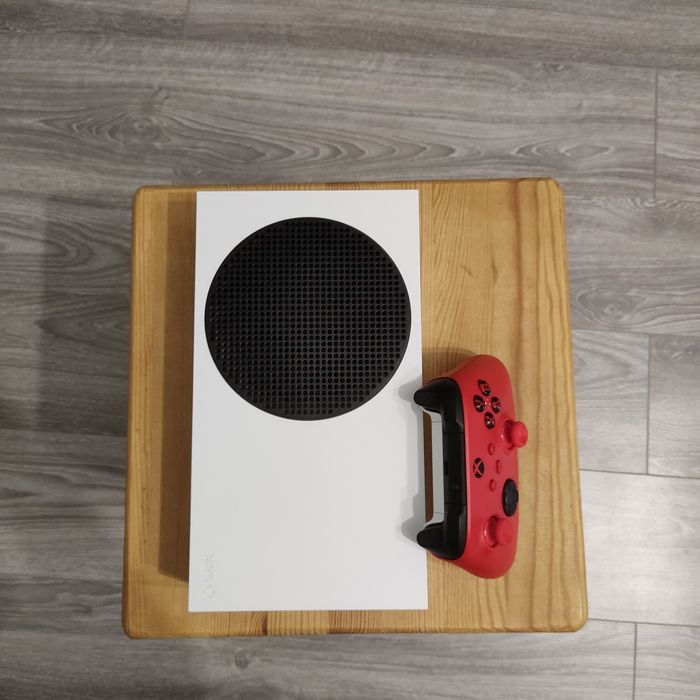 Xbox series s + Xbox gamepad pulse red