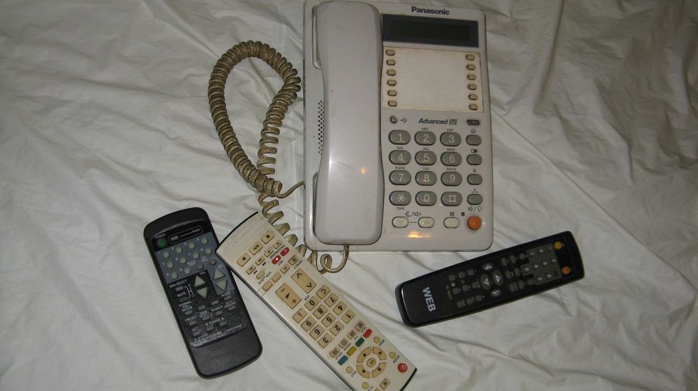 Vand  trei telecomenzi