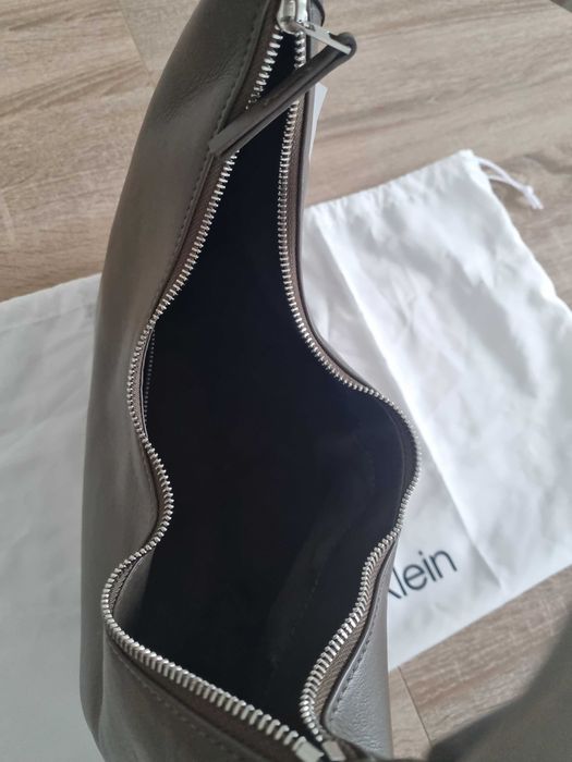 оригинална чанта Calvin Klein Hardware Strap Hobo
