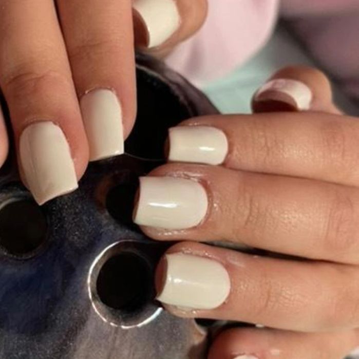 Realizez unghii cu gel