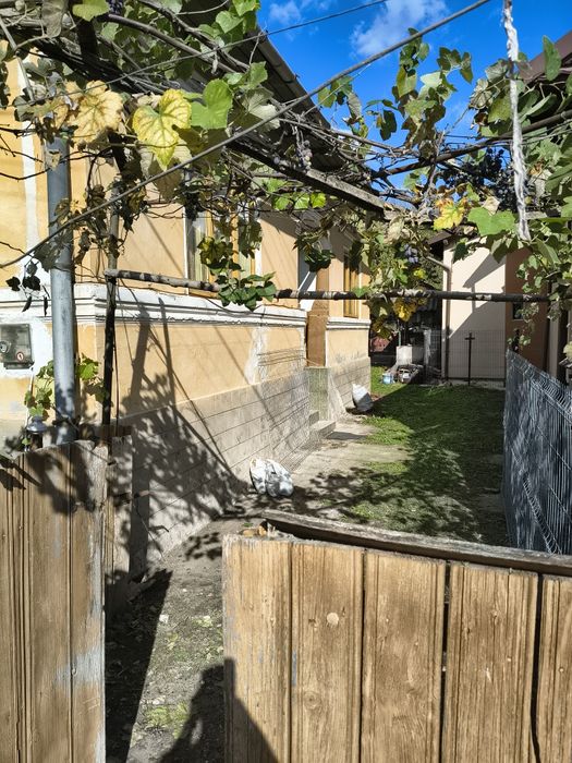 Vand Casa Batraneasca La 20 Km De Rm. Valcea(Bunesti)