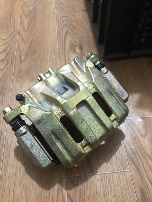 Оригинальный новый супорт передний правый на HONDA CR-V 2008 г