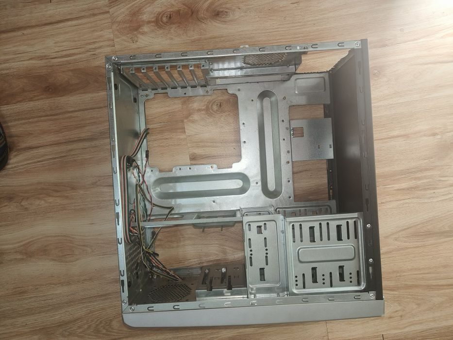 Vând carcasă PC Delux - ATX Mod Tower