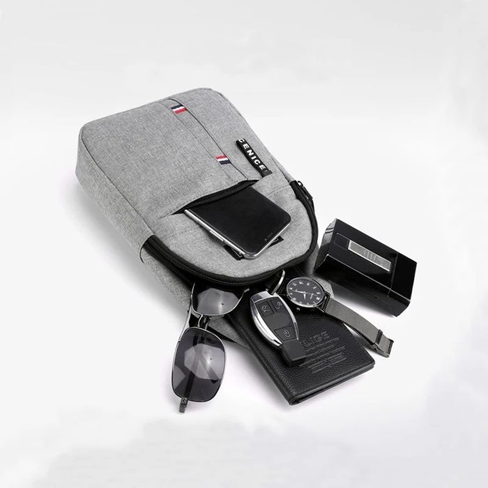 Borsetă de piept/spate. Două buzunare. Bretea diagonală. Gaică metal.