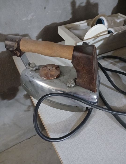 Продаю утюг российский не дорого