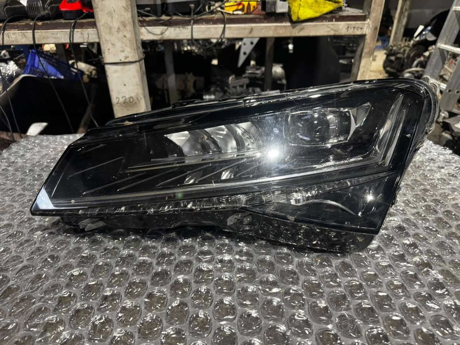 ляв фар Skoda Superb 2024г.