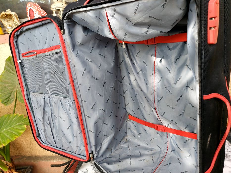 Vând trei geamantane (trolere))