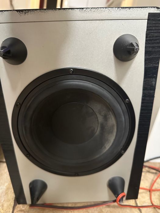 Усилвател с колони и субуфер