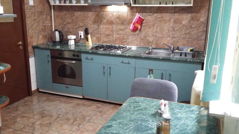 Persoana fizica ofer spre inchiriere apatament 3 camere etajul 1 din 4