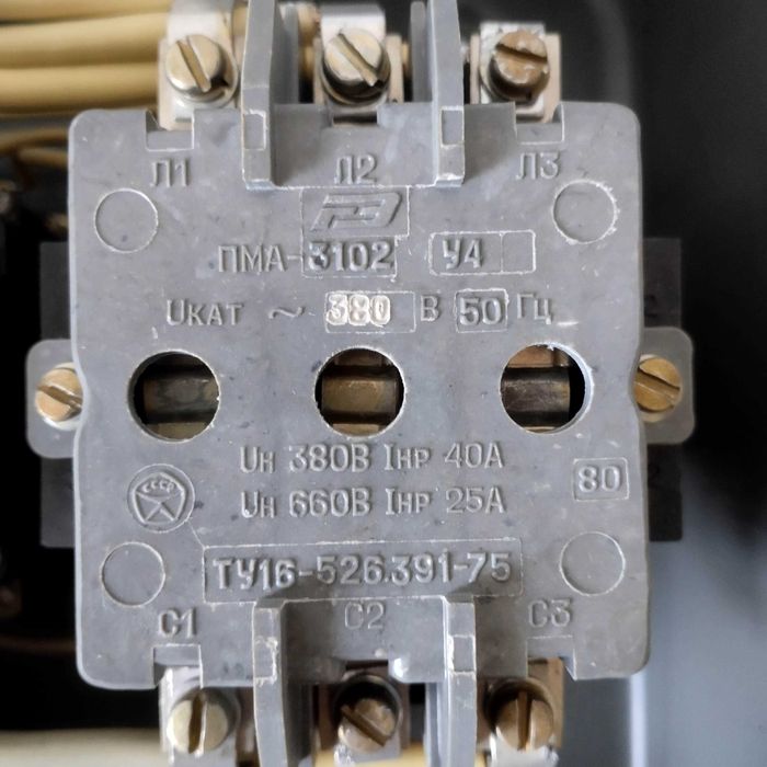 Пускатели ПМА-3102 
магнитные реверсивные 
третьей величины продаются