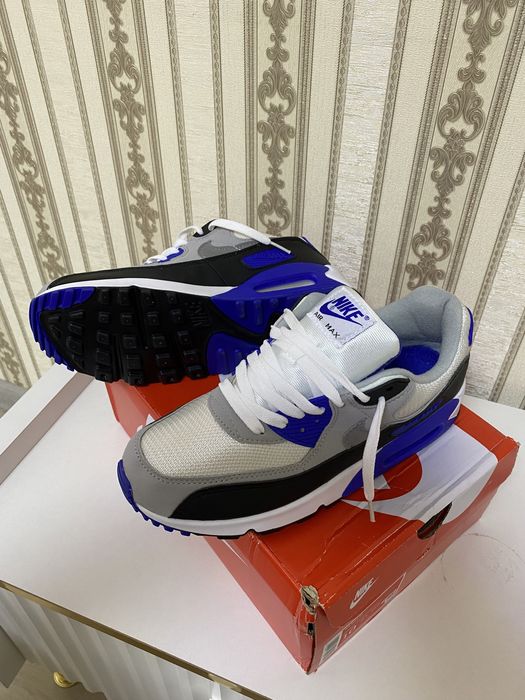 Новые кроссовки Nike