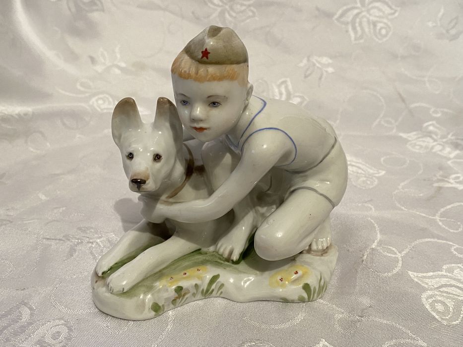 Фарфоровая статуэтка мальчик с овчаркой!
