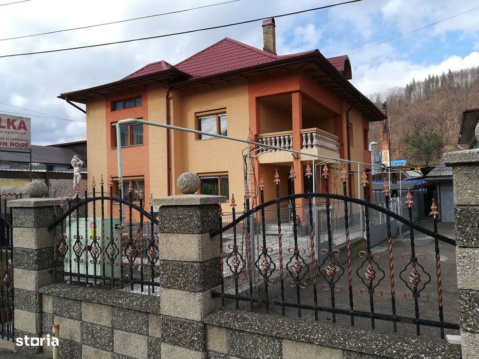 Casă cu 6 camere, garaj și mansardă utilă