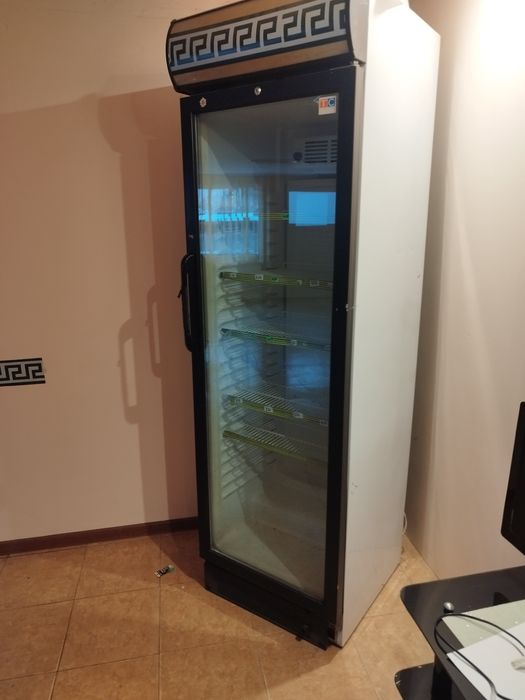 Frigider vertical pentru băuturi